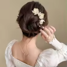 Elegant Bridal Flower Hair Comb – Lotus Pearl Headpiece - Image 3
